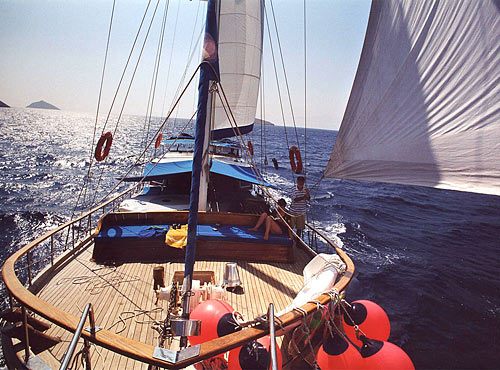 when sails are up, the real Blue Cruise starts - M/S NAUTILUS - erst wenn die Segel hoch sind, genießt man die Blaue Reise