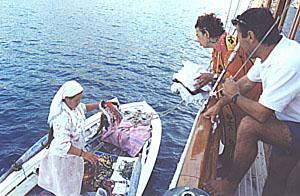 Eine Fischersfrau bietet Handarbeiten an