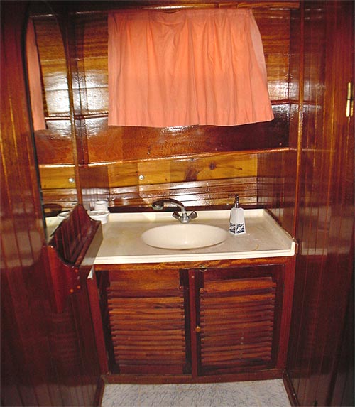M/S TANYELI - bathroom
