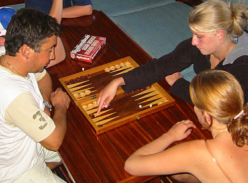 Backgammon or Tavla, Captain Salih from M/S NAUTILUS loves to give you a lesson - Kaptan Salih von der M/S NAUTILUS gibt gern Unterricht