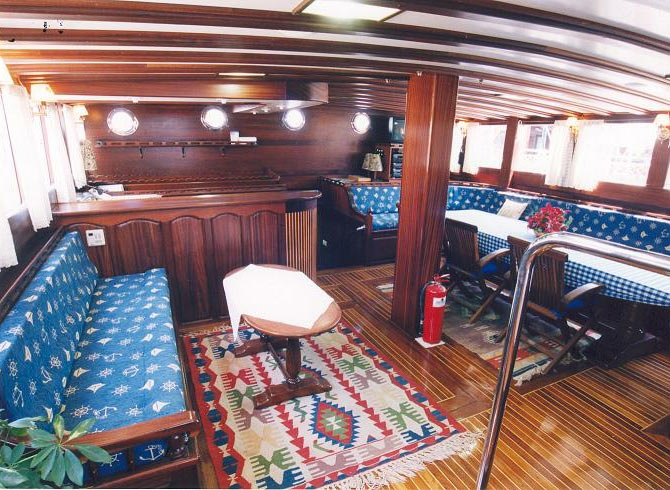 M/S KAYHAN 11, warm atmosphere in the saloon